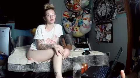 Snapshot of pixieprincess03 chatting on 10-27-25, 06:50 Princess online show from 10-27-25, 06:50