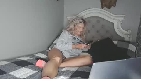 Snapshot of platinum_princess_nicole chatting on 10-22-25, 12:00 platinum_princess_nicole online show from 10-22-25, 12:00