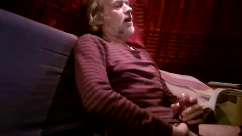 Snapshot of plus84u chatting on 02-14-25, 10:25 Fratzz online show from 02-14-25, 10:25