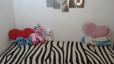 Snapshot of pocahontas_princess__ chatting on 09-22-25, 01:35 Pocahontas online show from 09-22-25, 01:35