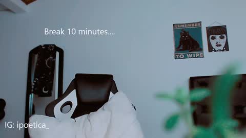 Snapshot of poeeticaa_ chatting on 01-10-25, 06:06 IG ipoetica online show from 01-10-25, 06:06