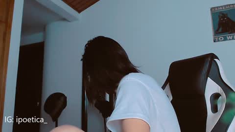 Snapshot of poeeticaa_ chatting on 01-18-25, 04:15 IG ipoetica online show from 01-18-25, 04:15