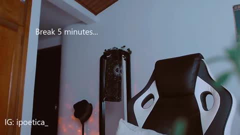 Snapshot of poeeticaa_ chatting on 01-18-25, 03:27 IG ipoetica online show from 01-18-25, 03:27