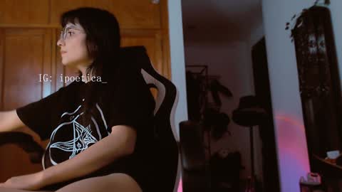 Snapshot of poeeticaa_ chatting on 02-01-25, 06:29 IG ipoetica online show from 02-01-25, 06:29