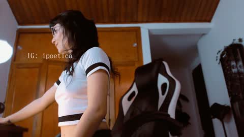 Snapshot of poeeticaa_ chatting on 02-04-25, 03:04 IG ipoetica online show from 02-04-25, 03:04