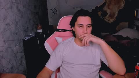 Snapshot of pohyi_ chatting on 12-15-25, 01:04 pohyi_ online show from 12-15-25, 01:04