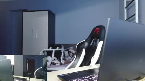 Snapshot of poliglotjoe2 chatting on 02-14-26, 01:52 Poliglotjoe2 online show from 02-14-26, 01:52