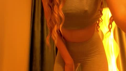 Snapshot of poppybloopy chatting on 09-27-25, 06:35 April online show from 09-27-25, 06:35