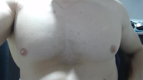 Snapshot of preettyboyx chatting on 10-22-25, 04:02 JUAN online show from 10-22-25, 04:02