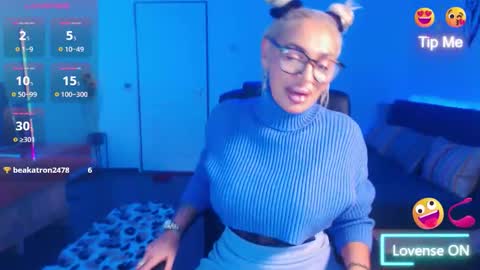 Snapshot of preggyhotmommy chatting on 12-01-25, 09:09 Victoria online show from 12-01-25, 09:09