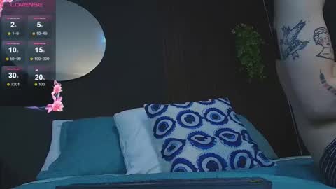 pretty_cristal22 online show from 12-18-25, 12:11