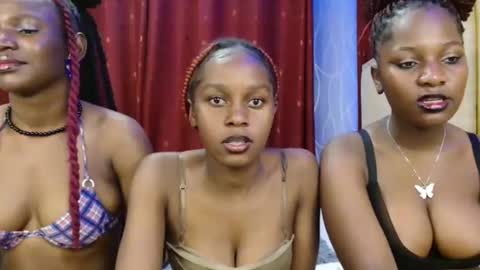 Snapshot of pretty_lioness_ chatting on 02-12-26, 03:40 Pretty online show from 02-12-26, 03:40