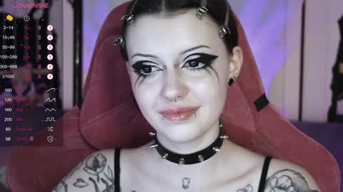 Snapshot of prettybones chatting on 12-10-24, 02:28 Violet online show from 12-10-24, 02:28