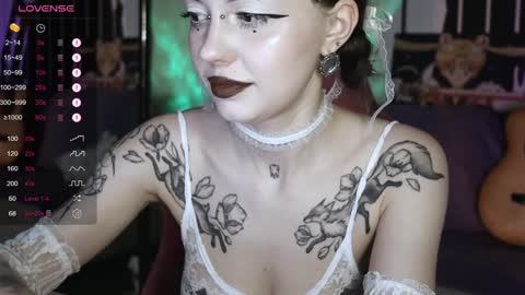 Snapshot of prettybones chatting on 12-20-24, 12:05 Violet online show from 12-20-24, 12:05