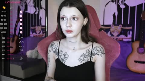 Snapshot of prettybones chatting on 12-25-24, 09:34 Violet online show from 12-25-24, 09:34