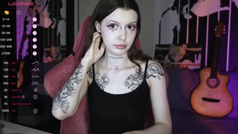 Snapshot of prettybones chatting on 12-29-24, 11:29 Violet online show from 12-29-24, 11:29