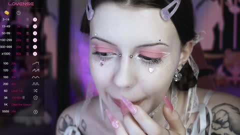 Snapshot of prettybones chatting on 01-01-25, 06:38 Violet online show from 01-01-25, 06:38