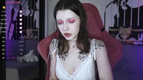 Snapshot of prettybones chatting on 01-04-25, 12:05 Violet online show from 01-04-25, 12:05