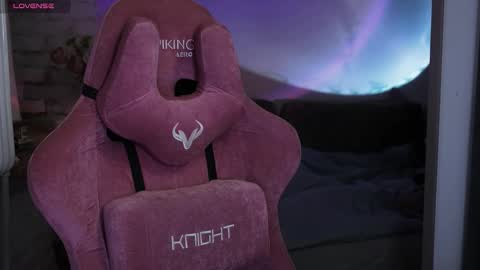 Snapshot of prettybones chatting on 12-15-25, 01:43 Violet online show from 12-15-25, 01:43