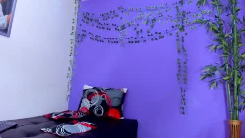 Snapshot of prettybunnies08 chatting on 03-04-25, 12:07 Enzo Denis online show from 03-04-25, 12:07