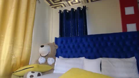 Snapshot of prettyquee chatting on 12-04-25, 10:35 sasha online show from 12-04-25, 10:35