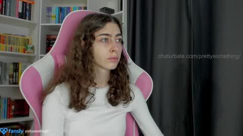 Snapshot of prettysomething chatting on 12-29-24, 02:21 Sophie  next stream will be at Monday  i will wait you guys  online show from 12-29-24, 02:21