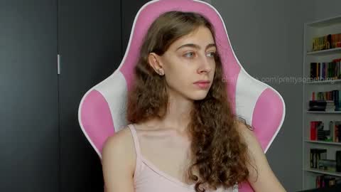 Snapshot of prettysomething chatting on 09-16-25, 06:25 Sophie  next stream will be at Monday  i will wait you guys  online show from 09-16-25, 06:25