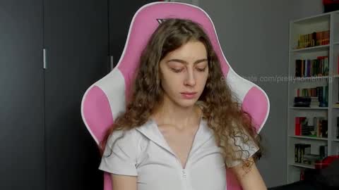Snapshot of prettysomething chatting on 09-18-25, 05:53 Sophie  next stream will be at Monday  i will wait you guys  online show from 09-18-25, 05:53