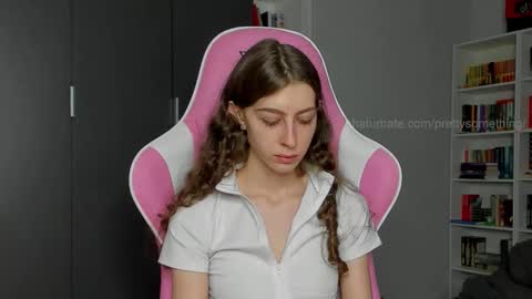Snapshot of prettysomething chatting on 09-23-25, 03:04 Sophie  next stream will be at Monday  i will wait you guys  online show from 09-23-25, 03:04