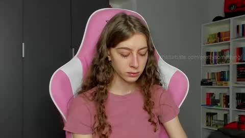 Snapshot of prettysomething chatting on 09-29-25, 06:07 Sophie  next stream will be at Monday  i will wait you guys  online show from 09-29-25, 06:07