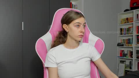 Snapshot of prettysomething chatting on 10-02-25, 05:47 Sophie  next stream will be at Monday  i will wait you guys  online show from 10-02-25, 05:47