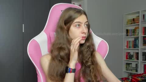 Snapshot of prettysomething chatting on 10-09-25, 06:22 Sophie  next stream will be at Monday  i will wait you guys  online show from 10-09-25, 06:22