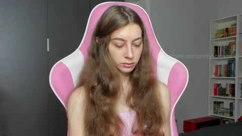 Snapshot of prettysomething chatting on 10-13-25, 06:35 Sophie  next stream will be at Monday  i will wait you guys  online show from 10-13-25, 06:35