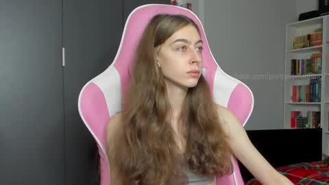 Snapshot of prettysomething chatting on 10-15-25, 05:40 Sophie  next stream will be at Monday  i will wait you guys  online show from 10-15-25, 05:40