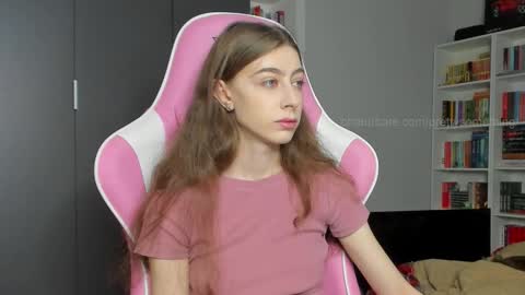 Snapshot of prettysomething chatting on 10-17-25, 07:00 Sophie  next stream will be at Monday  i will wait you guys  online show from 10-17-25, 07:00