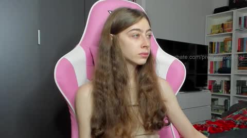 Snapshot of prettysomething chatting on 10-20-25, 08:04 Sophie  next stream will be at Monday  i will wait you guys  online show from 10-20-25, 08:04