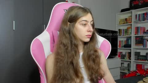 Snapshot of prettysomething chatting on 10-21-25, 05:52 Sophie  next stream will be at Monday  i will wait you guys  online show from 10-21-25, 05:52