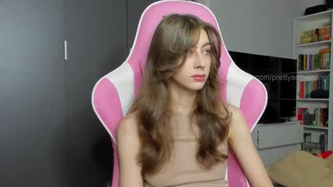 Snapshot of prettysomething chatting on 10-23-25, 06:45 Sophie  next stream will be at Monday  i will wait you guys  online show from 10-23-25, 06:45