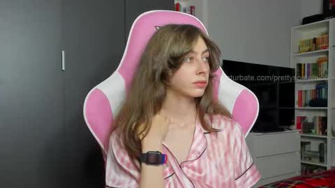 Snapshot of prettysomething chatting on 10-24-25, 06:15 Sophie  next stream will be at Monday  i will wait you guys  online show from 10-24-25, 06:15