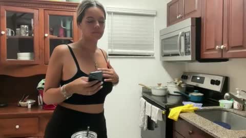 prettyyykittyyy22 online show from 11-17-25, 01:11