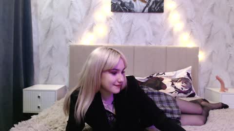 Snapshot of princessshy___ chatting on 12-15-24, 12:17 18 y.o online show from 12-15-24, 12:17