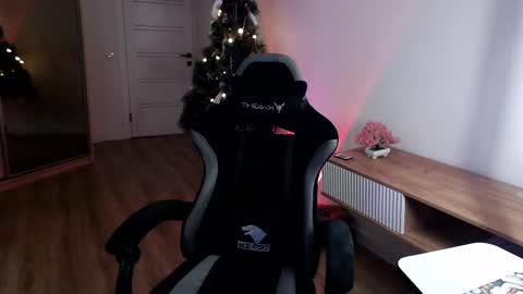 Snapshot of princessshy___ chatting on 02-17-25, 07:10 18 y.o online show from 02-17-25, 07:10