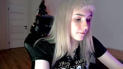 Snapshot of princessshy___ chatting on 02-18-25, 05:42 18 y.o online show from 02-18-25, 05:42