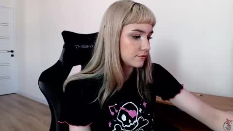 Snapshot of princessshy___ chatting on 02-21-25, 12:39 18 y.o online show from 02-21-25, 12:39