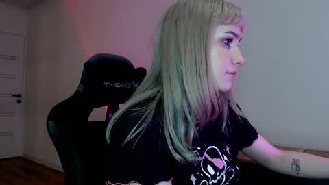 Snapshot of princessshy___ chatting on 02-21-25, 07:32 18 y.o online show from 02-21-25, 07:32