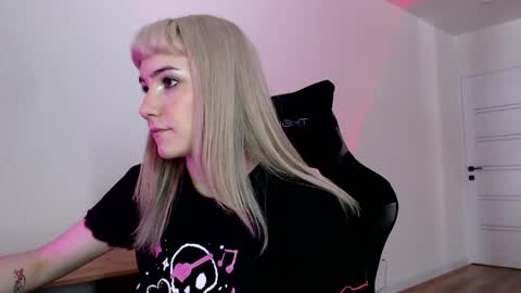 Snapshot of princessshy___ chatting on 02-22-25, 12:51 18 y.o online show from 02-22-25, 12:51