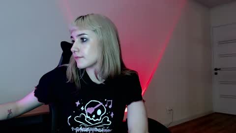 Snapshot of princessshy___ chatting on 03-03-25, 06:01 18 y.o online show from 03-03-25, 06:01