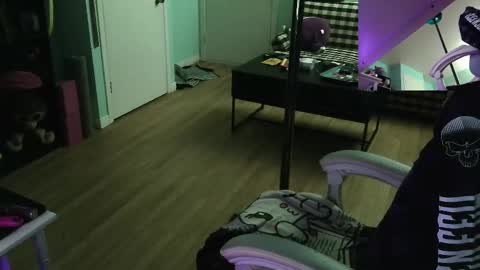 Snapshot of princesstyff chatting on 09-15-25, 10:15 Tyff et Blast online show from 09-15-25, 10:15