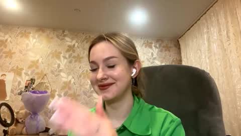 Snapshot of prudencekillmeyer chatting on 10-06-25, 12:24 Luna online show from 10-06-25, 12:24