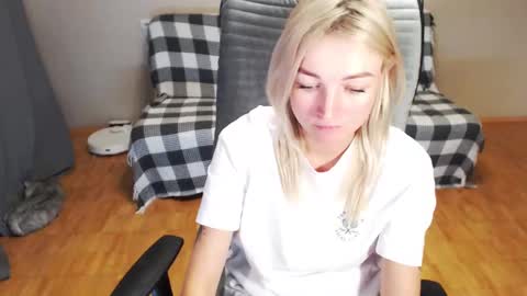 Snapshot of puma_ma chatting on 11-20-25, 01:22 Polly online show from 11-20-25, 01:22